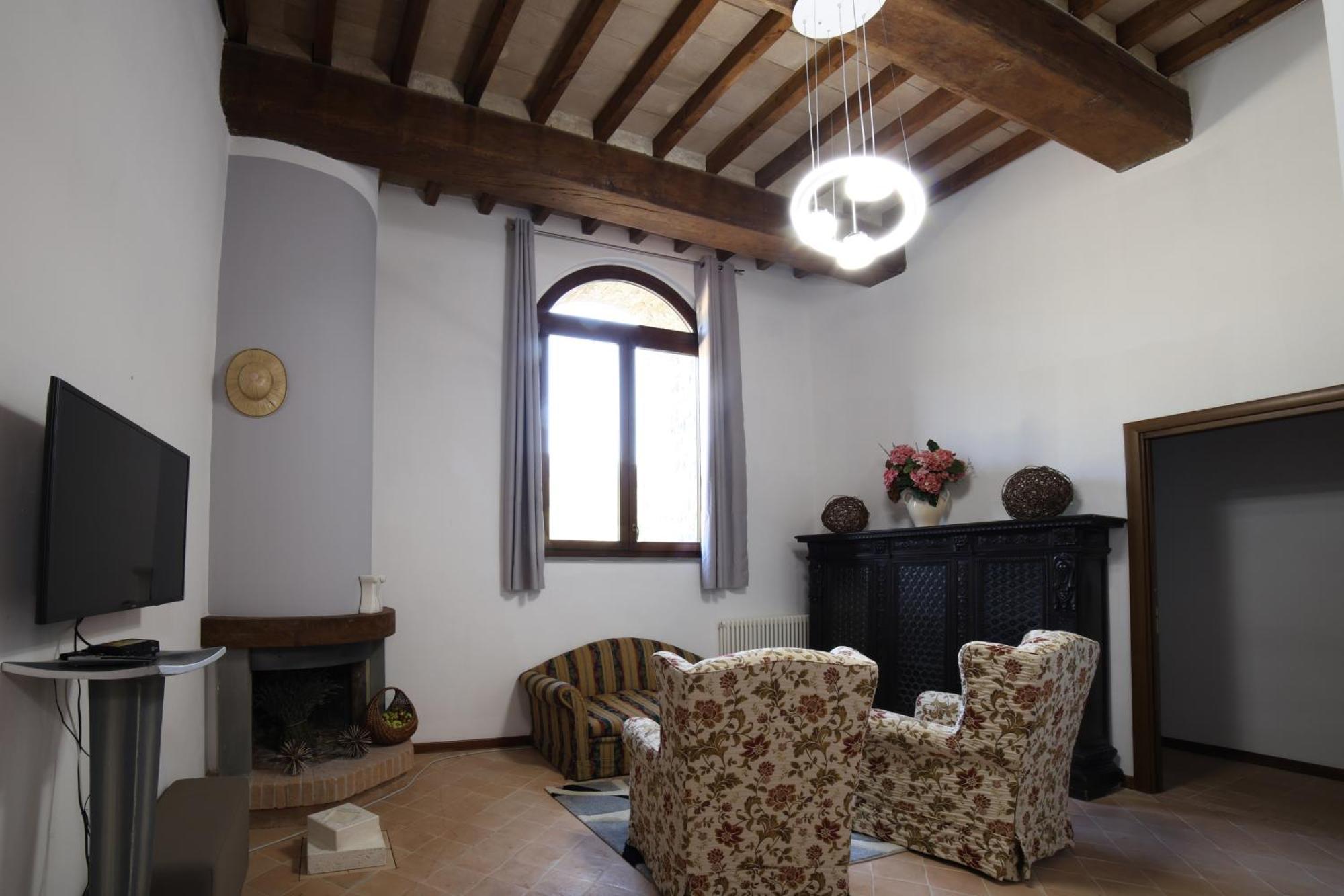 Ht Castello Di Campolongo Aparthotel Valfabbrica Buitenkant foto